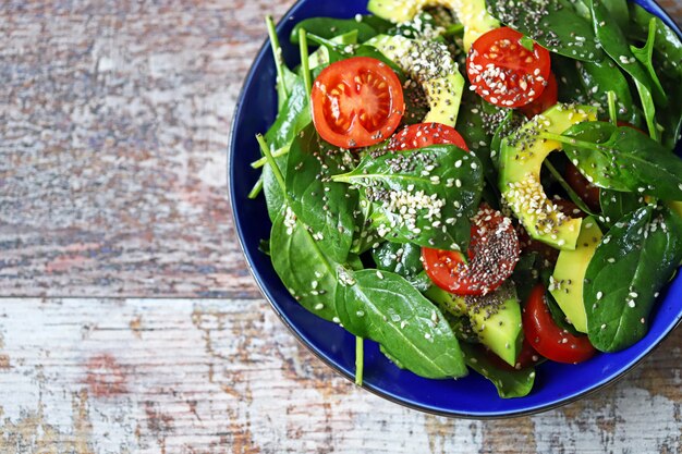 Gesunder Salat mit Avocado, Spinat, Chiasamen und Sesam.