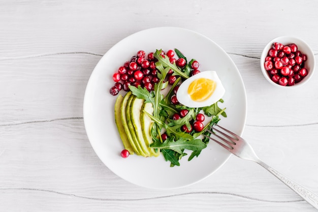 Gesunder Salat mit Avocado und Beeren