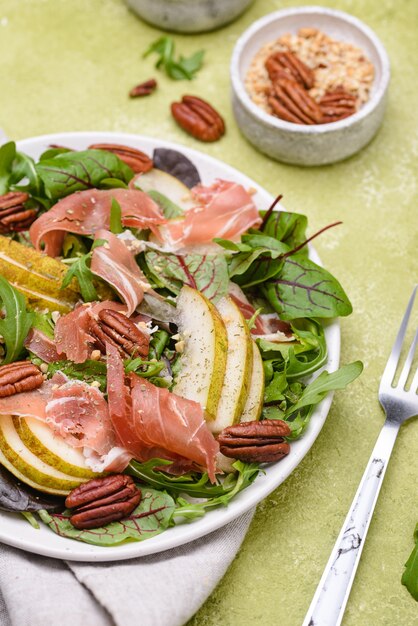 Gesunder Salat mit Birnen-, Schinken- und Pekannüssen