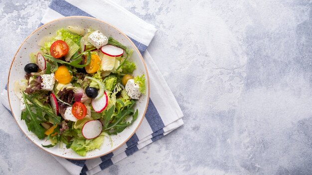 Gesunder Salat mit frischem Gemüse, Salat, Rucola und Käse