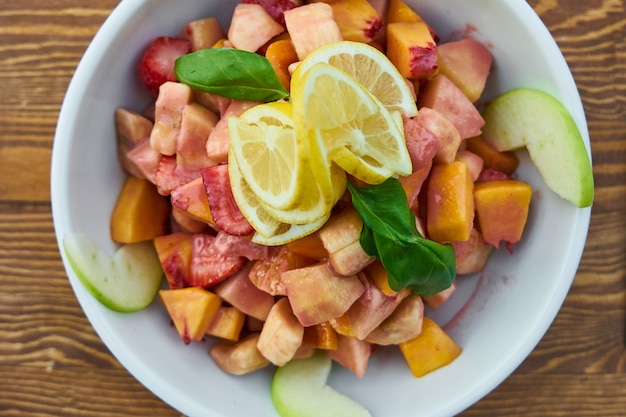 Gesunder Salat mit Früchten