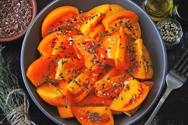 Gesunder Salat mit gelben Tomaten und Gewürzen. Helle Salatschüssel. Veganer gesunder Salat.