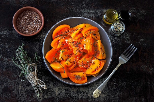 Gesunder Salat mit gelben Tomaten und Gewürzen. Helle Salatschüssel. Veganer gesunder Salat.