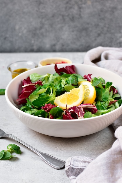 Gesunder Salat mit grünen Spinatblättern