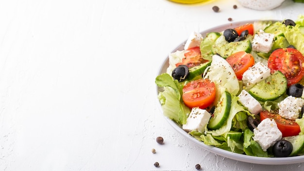 Gesunder Salat mit Kirschtomaten, Gurkensalat und Käse Diät-Food-Konzept Kopierraum