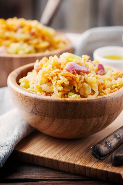 Gesunder Salat mit Linsen, Gemüse und Schinken