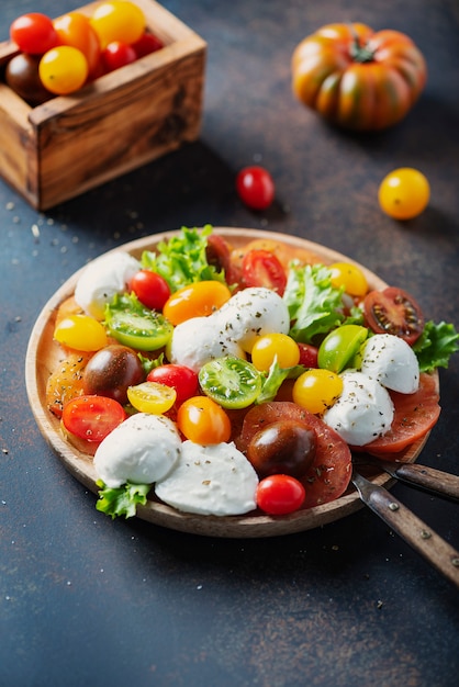 Gesunder Salat mit Mozzarella