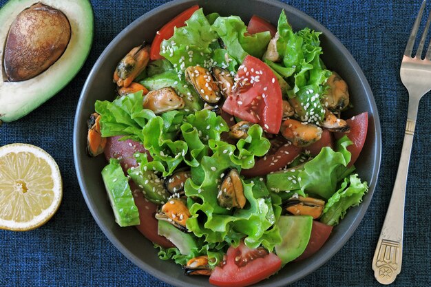 Gesunder Salat mit Muscheln. Vegetarische Diät. Meeresfrüchtesalat.