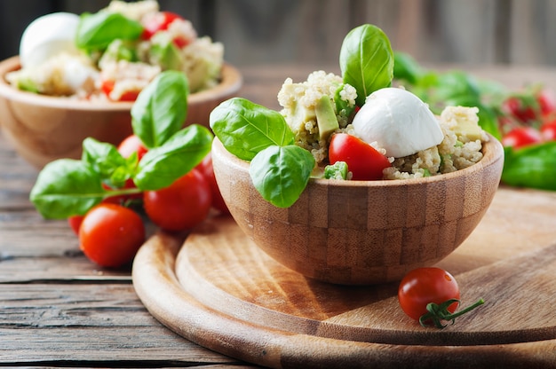 Gesunder Salat mit Quinoa, Tomate und Avocado