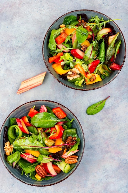 Gesunder Salat mit Rhabarbergrün und Nüssen