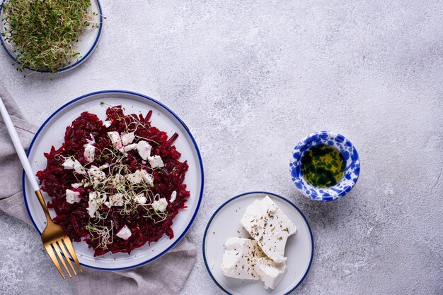 Gesunder Salat mit Rote Bete und Feta