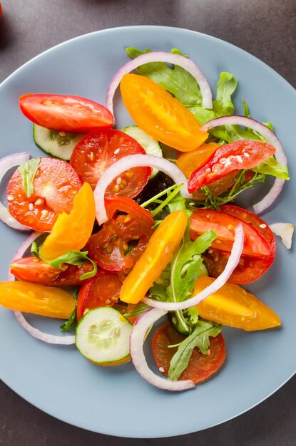 Gesunder Salat mit roter und gelber Kirschtomate