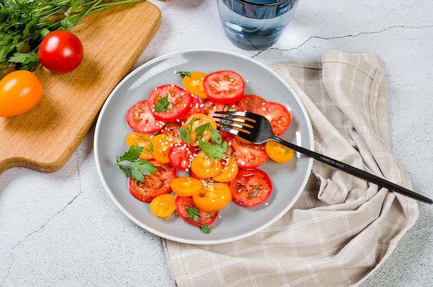 Gesunder Salat mit roter und gelber Kirschtomate