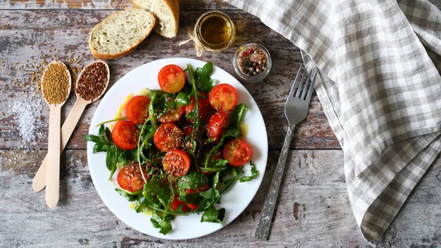 Gesunder Salat mit Rucola, Kirschtomaten und Samen