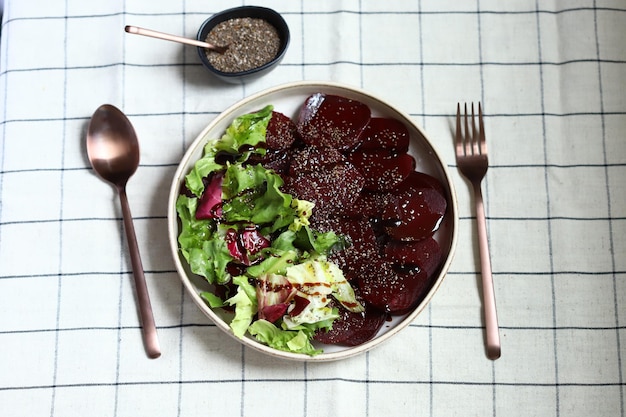 Gesunder Salat mit Rüben und frischen Blättern Schlankheitssalat mit Olivenöl und Zitronensaft Rüben und Kopfsalat