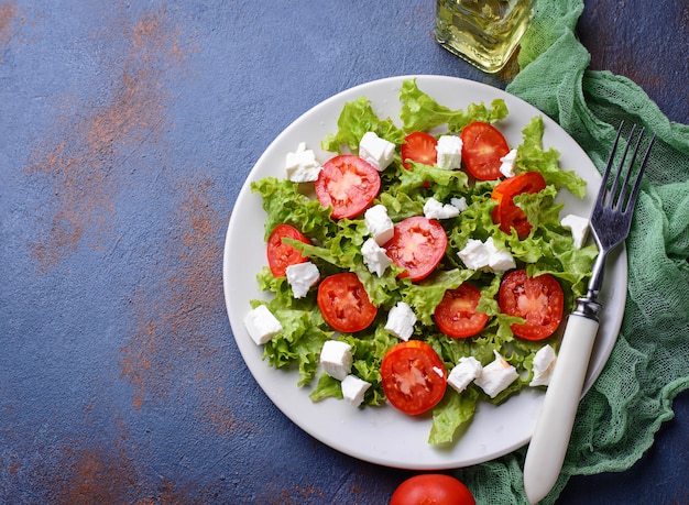 Gesunder Salat mit Tomaten- und Fetakäse