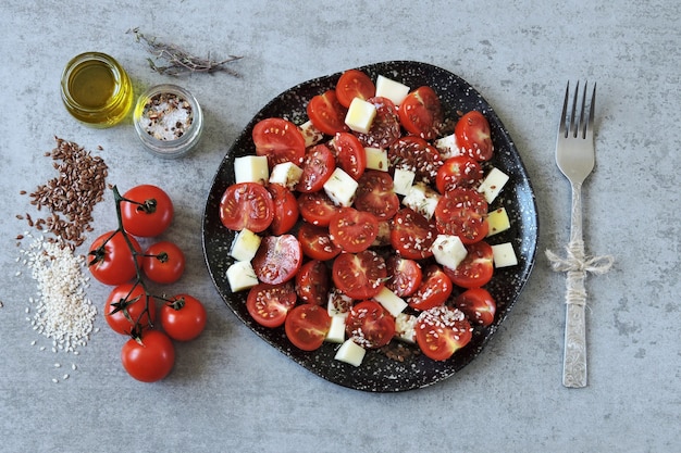 Gesunder Salat mit Tomaten und Weißkäse