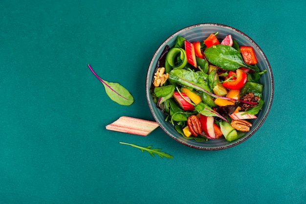 Gesunder Salat mit veganem Rhabarbersalat