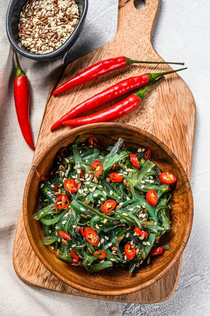 Gesunder Seetang-Chuka-Salat mit Gemüse und rotem Chili