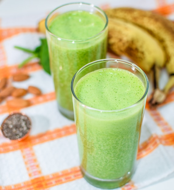 Foto gesunder smoothie des grünen spinats mit banane