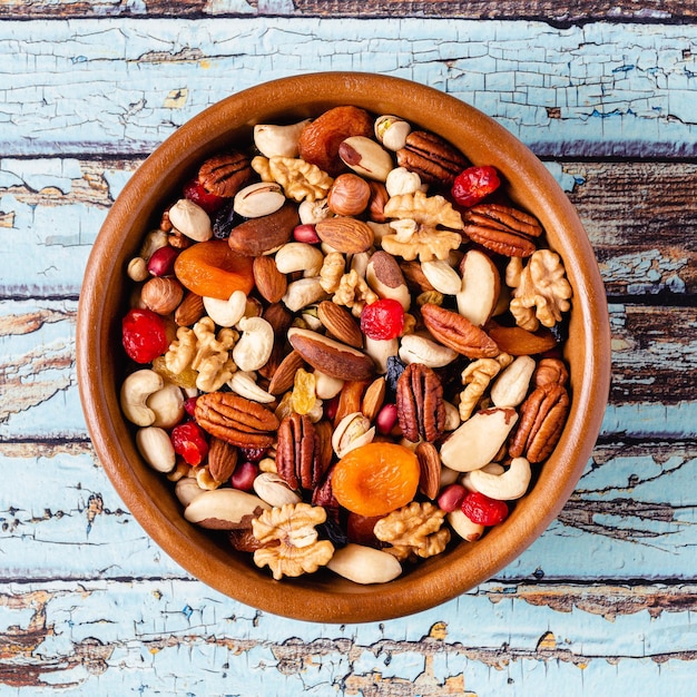 Foto gesunder snack aus nüssen und trockenfrüchten