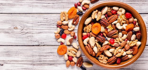 Gesunder Snack aus Nüssen und Trockenfrüchten