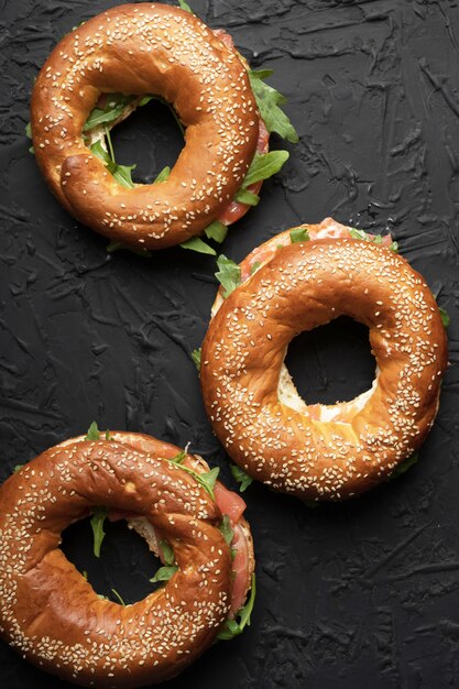 Gesunder Snack. Bagels mit Lachs und Rucola