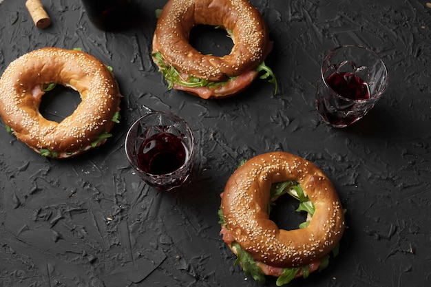 Gesunder Snack. Bagels mit Lachs und Rucola