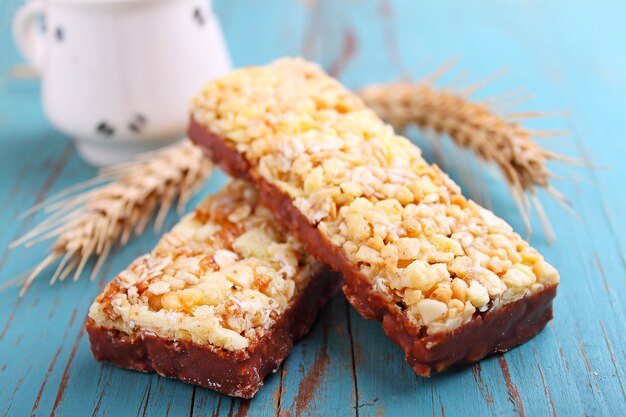 Gesunder Snack, Müsliriegel mit Rosinen und Nüsse auf blauem Grund