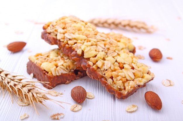 Gesunder Snack, Müsliriegel mit Rosinen und Nüsse auf einem weißen Hintergrund