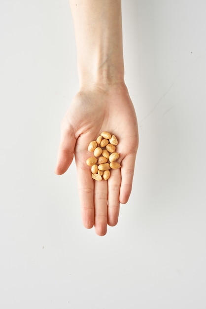 Gesunder Snack von Erdnüssen in der Hand