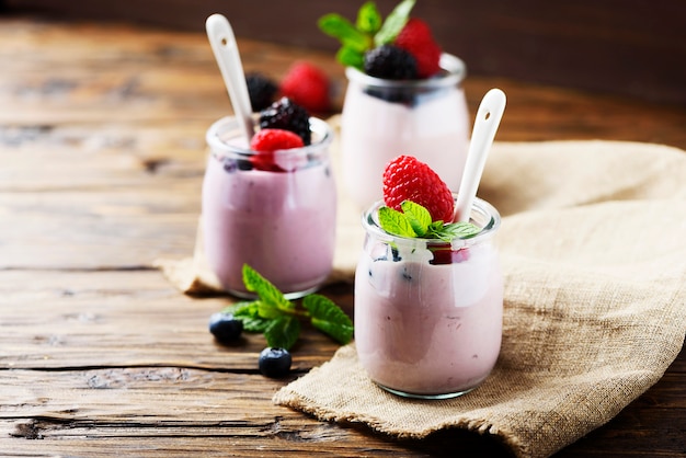 Foto gesunder sommerjoghurt mit beeren und minze