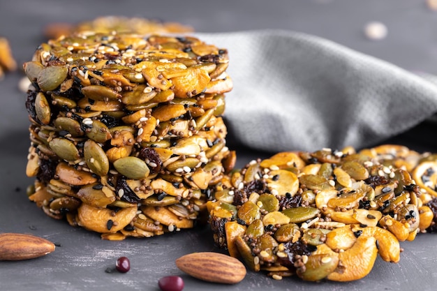 Gesunder süßer Dessertsnack. Müsliriegel mit Nüssen