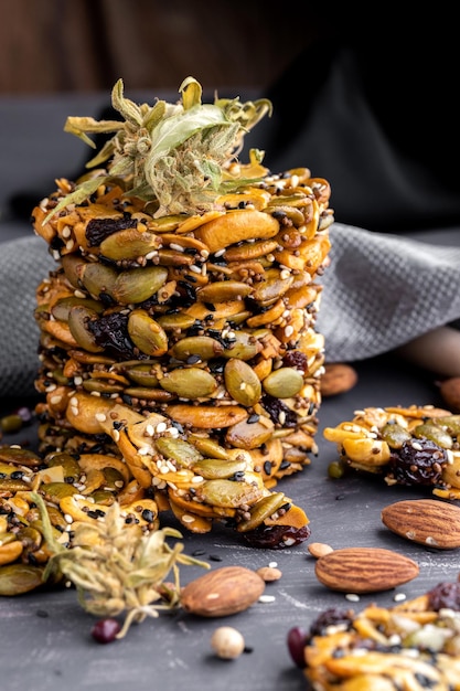 Gesunder süßer Dessertsnack. Müsliriegel mit Nüssen