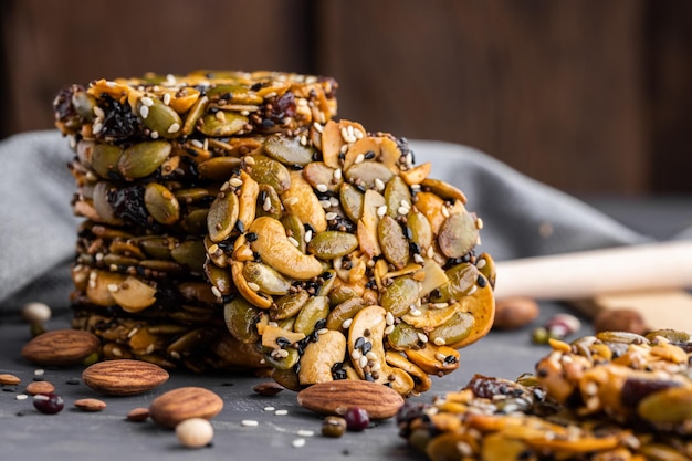 Gesunder süßer Dessertsnack Müsliriegel mit Nüssen