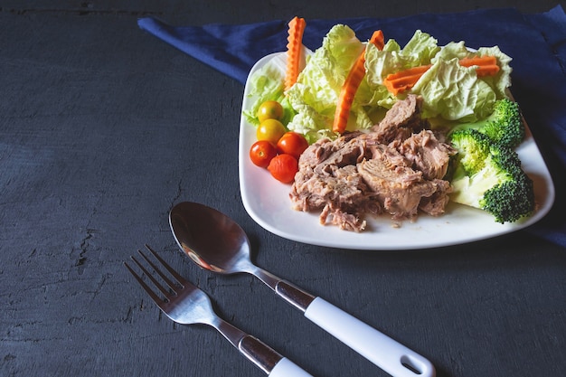 Gesunder Thunfisch und Gemüse in einer Platte auf dem Tisch