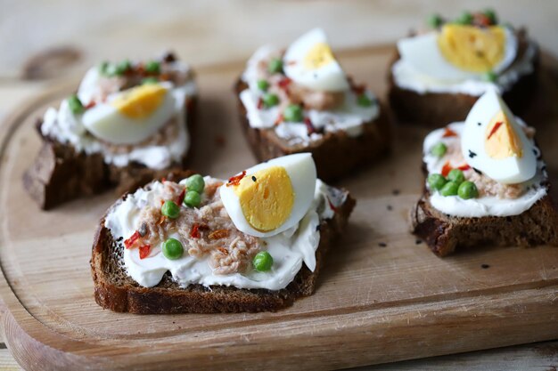 Gesunder Toast mit Frischkäse-Thunfisch und Ei