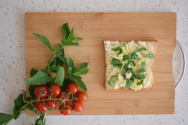 Gesunder Toast zum Frühstück mit Avocado, Eiern, Tomaten, Rucola etc.