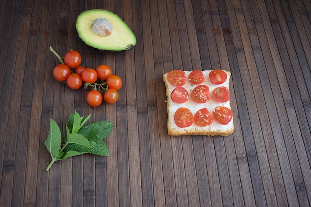 Gesunder toast zum frühstück mit avocado, eiern, tomaten, rucola etc.