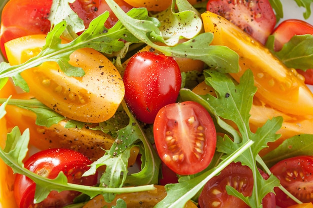 Gesunder Tomatensalat mit Rucola