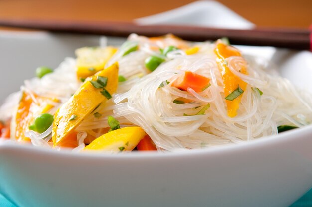 Gesunder und erfrischender Sommersalat mit Mango und Nudeln