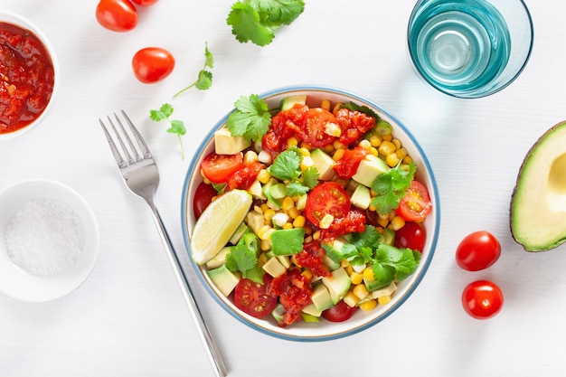 Gesunder veganer Avocado-Zuckermais-Tomatensalat