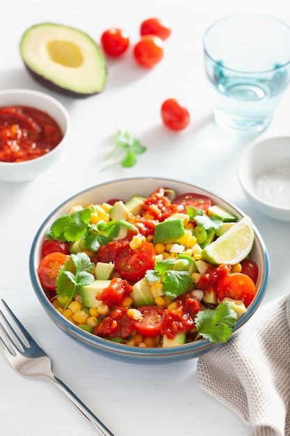 Gesunder veganer Avocado-Zuckermais-Tomatensalat