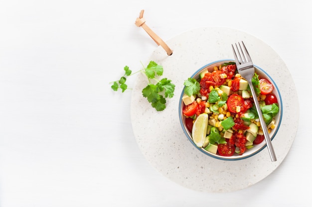 Gesunder veganer Avocado-Zuckermais-Tomatensalat