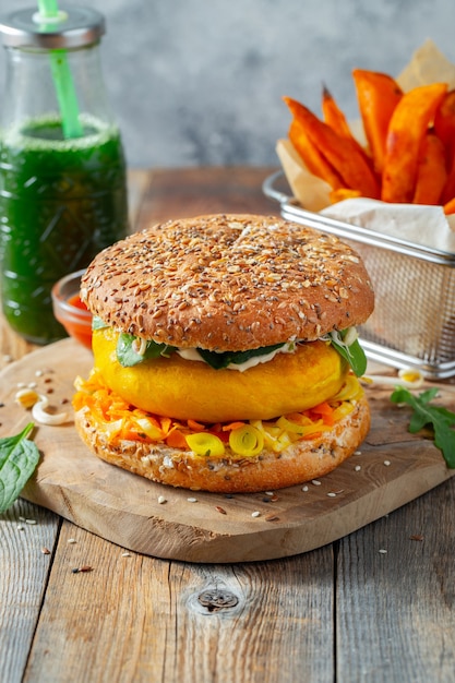 Gesunder veganer Burger mit frischem Gemüse und weißer Sauce.