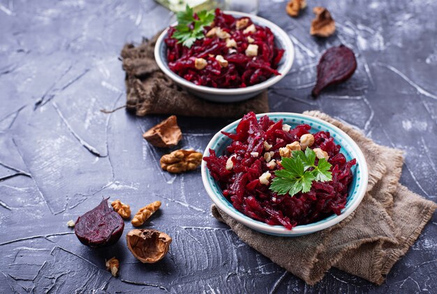 Gesunder veganer Rote-Bete-Wurzeln Salat mit Walnüssen