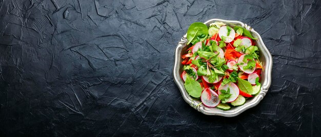 Foto gesunder veganer salat aus rettich, pfeffer, kohl und gemüse. salat mit frischem gemüse und kräutern