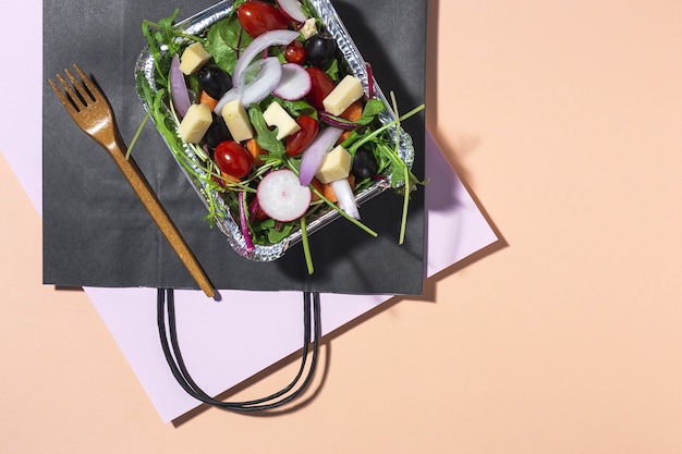 Gesunder Veganer Salat zum Mitnehmen in Aluminiumbehälter