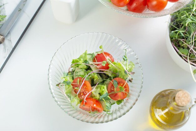 Gesunder vegetarischer Salat auf weißer Tabelle