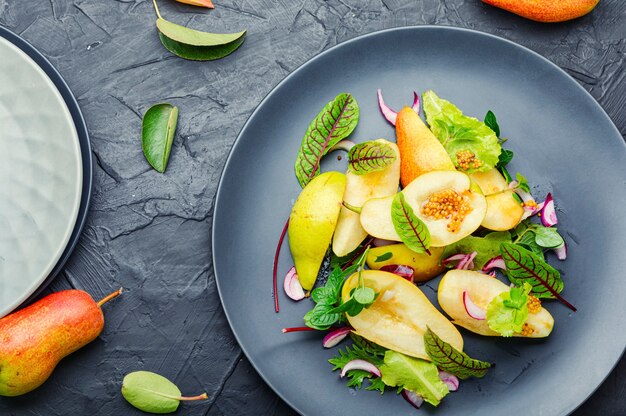 Gesunder vegetarischer Salat mit Birne.